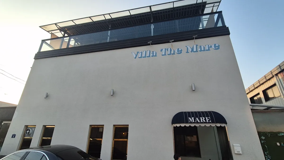 Exterior view of Villa The Mare, a Korean pension with a private leisure space.